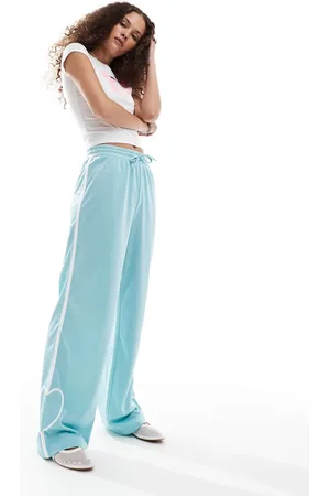Monki Pantalones de chándal de pernera recta con rayas y detalle de corazón blancos de