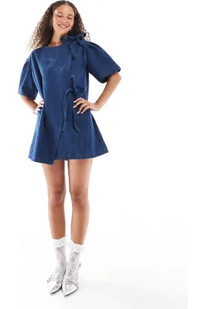 Ghospell Vestido vaquero corto texturizado con lavado oscuro y detalle de lazo de -Azul