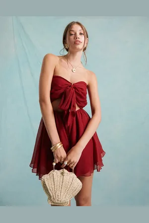 Miss Selfridge Mono playero corto con lazada delantera de chifón de plumeti de