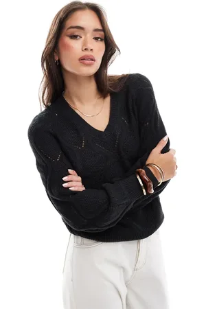 VILA Jersey negro de punto con cuello de pico y detalle de croché de