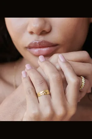 Daisy London Anillo grueso con diseño ondulado de plata de ley chapado en oro de 18 quilates de