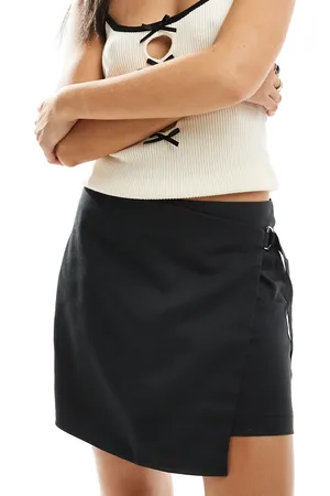 Pieces® Minifalda negra con parte delantera cruzada de