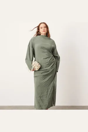 ASOS Vestido largo con cuello alto, abertura en la espalda y detalle fruncido de tejido suave de Curve-Verde