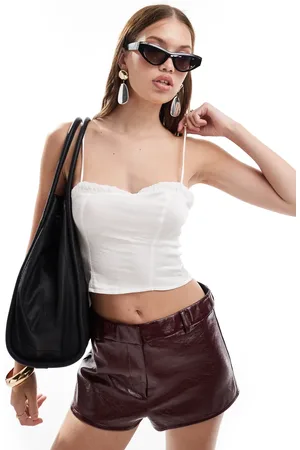 ASOS Top blanco de tirantes con detalle en el pecho en contraste de