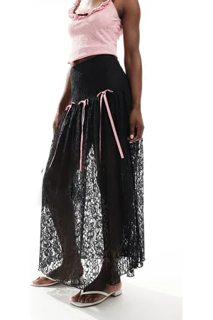 Miss Selfridge Falda larga negra escalonada con detalle de lazos de encaje de
