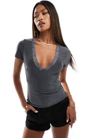 Fashionkilla Camiseta gris pizarra ceñida y escotada con diseño de dos capas y ribete de encaje de