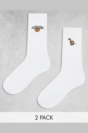 ASOS Pack de 2 pares de calcetines blancos con bordados de baloncesto de
