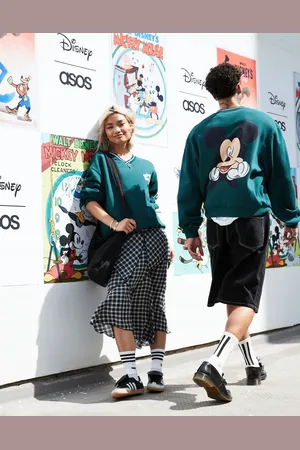 ASOS Sudadera verde unisex de corte cuadrado con cuello de pico y estampados de Mickey Mouse de Disney de