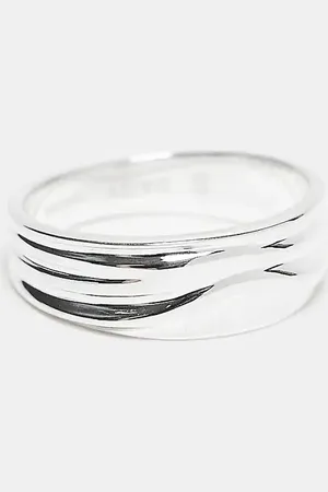 Daisy London Anillo grueso con diseño ondulado de plata de ley de