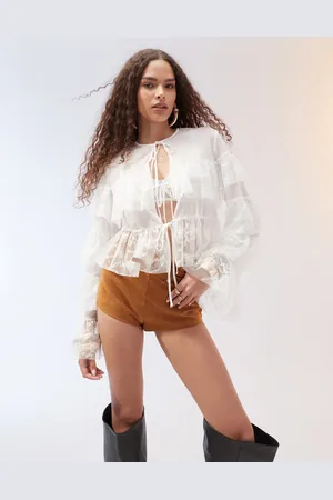 ASOS Blusa color con lazada delantera, volantes escalonados e insertos de encaje de -Blanco
