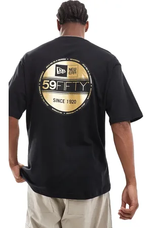 New Era Camiseta negra con estampado gráfico de adhesivo dorado metalizado de