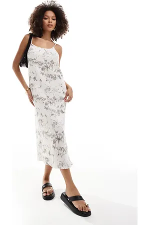 New Look Vestido midi plisado de tirantes con diseño estampado de