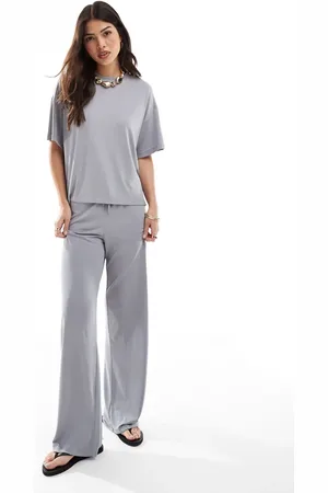 Pieces® Pantalones grises ceñidos de pernera ancha de tejido muy suave de (parte de un conjunto)