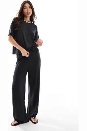 Pieces® Pantalones negros ceñidos de pernera ancha de tejido muy suave de (parte de un conjunto)