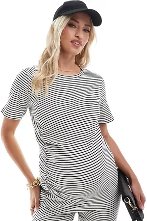 Mama;licious Top a rayas de manga corta fruncido en la parte delantera de canalé de Mamalicious Maternity (parte de un conjunto)-Blanco