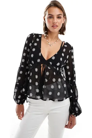 Miss Selfridge Blusa negra con lazada delantera y bordado de margaritas de