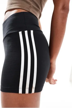 adidas Pantalones cortos negros ajustados con detalle de 3 rayas Adicolor de