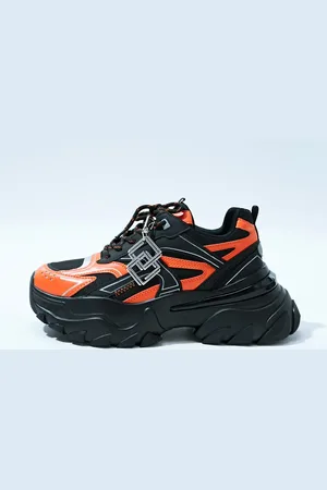 ASOS Zapatillas de deporte negras con paneles naranjas y suela gruesa de