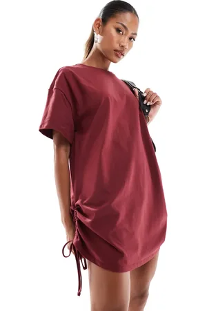 In The Style Vestido corto estilo camiseta extragrande con laterales fruncidos exclusivo de -Rojo