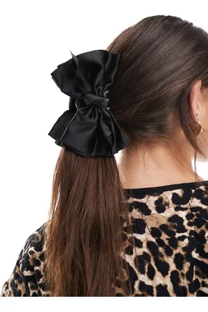 Pieces® Pinza para el cabello negra con lazo de satén de