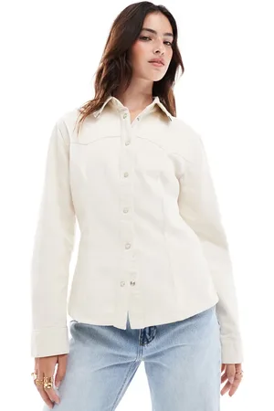 MANGO Camisa vaquera blanca abotonada de estilo wéstern con puntas metálicas en las solapas de
