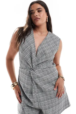 ASOS Mono corto negro y blanco a cuadros con detalle retorcido en la parte delantera de bouclé de ASOS DESIGN Curve