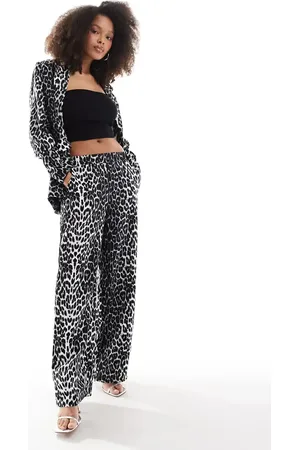 VILA Pantalones negros de pernera ancha con estampado de de (parte de un conjunto)