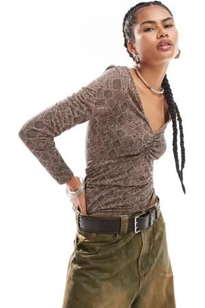 Monki Top de manga larga con estampado de serpiente y cuello de pico fruncido de punto liso de -Marrón
