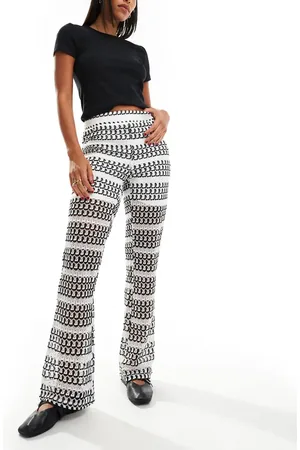 Pieces® Pantalones a rayas monocromáticas de pernera ancha de croché de -Negro