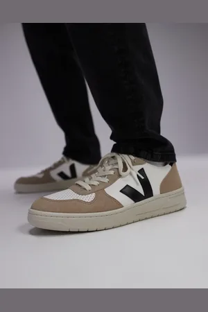 Veja Zapatillas de deporte intenso, negras y beis Sáhara de cuero sin cromo V-10 Chromefree de