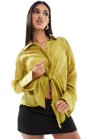 River Island Camisa verde luminoso con botones y lazada delantera de