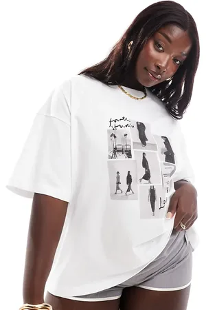 4th & Reckless Camiseta blanca extragrande con estampado de fotografías de Polaroid de pase de modelos de