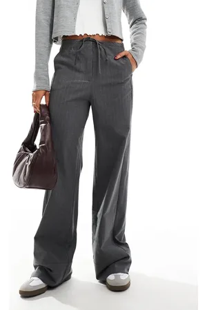 MANGO Pantalones grises elásticos con raya diplomática y lazada delantera de