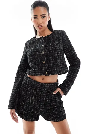 In The Style Chaqueta de sastre corta negra de bouclé metalizado con botones dorados exclusiva de (parte de un conjunto)