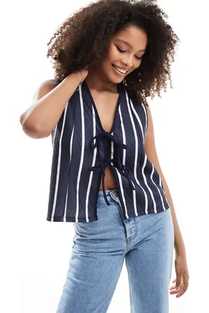 ASOS Chaleco azul marino a rayas blancas guateado con lazada delantera de