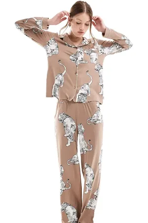 Chelsea Peers Pijama chocolate de top abotonado de manga larga y pantalones con estampado de tigres de poliéster exclusivo de