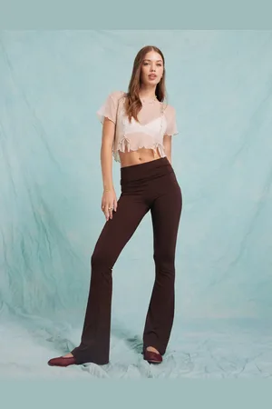 Miss Selfridge Leggings marrón de campana y talle bajo con cinturilla plegada de