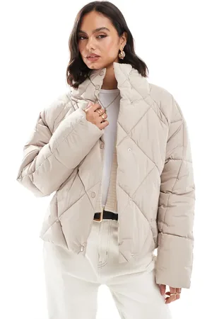 Miss Selfridge Chaqueta de plumas corta beis grisáceo guateada extragrande con cuello alzado de -Beis neutro