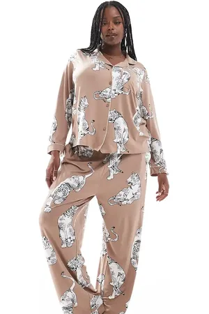 Chelsea Peers Pijama chocolate de top abotonado de manga larga y pantalones con estampado de tigres de poliéster exclusivo de Curve
