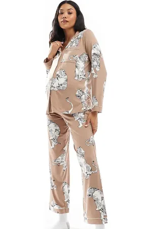 Chelsea Peers Pijama chocolate de top abotonado de manga larga y pantalones con estampado de tigres de poliéster exclusivo de Maternity