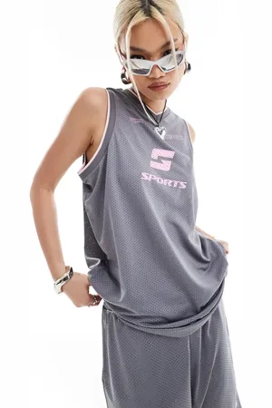 COLLUSION Camiseta extragrande sin mangas con cuello de pico y diseño deportivo de