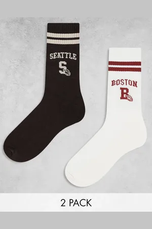 ASOS Pack de 2 pares de calcetines deportivos de color crudo y marrón con estampados gráficos "Boston" y "Seattle" de