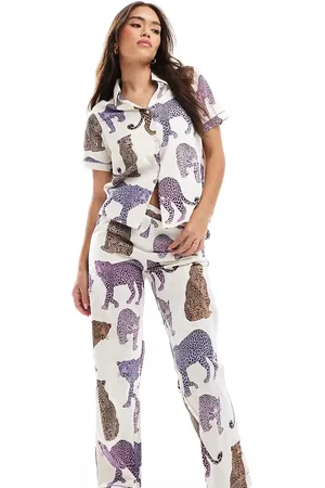 Chelsea Peers Pijama hueso de top abotonado de manga corta y pantalones con estampado de leopardos a tono de algodón exclusivo de