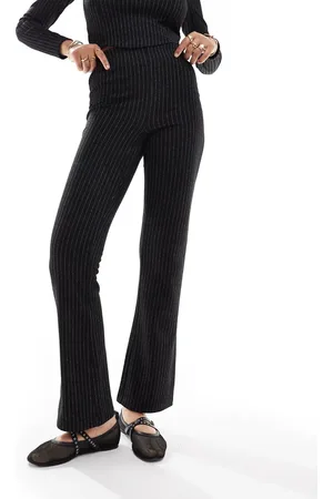 Pieces® Pantalones de campana negros de talle alto con raya diplomática de punto liso de (parte de un conjunto)