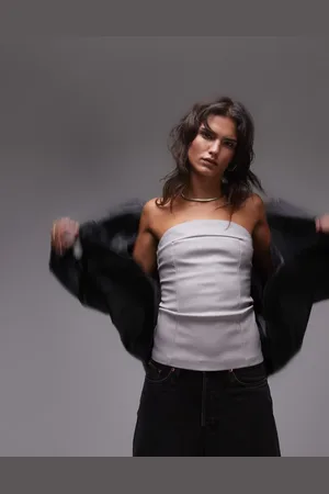 Topshop Top con escote palabra de honor de cuero sintético de