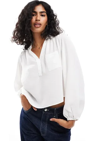 ASOS Blusa blanco fluida con cuello de pico y detalle de bolsillo de