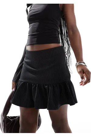 Noisy May Falda negra con raya diplomática y detalle de sobrefalda de