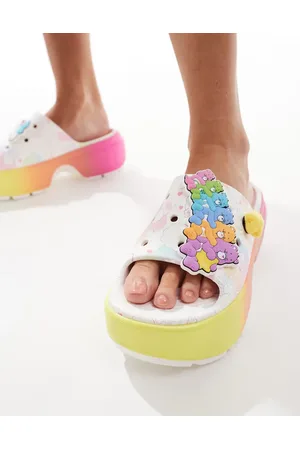 Crocs Sandalias blancas con diseño de "Los osos amorosos" Stomp de