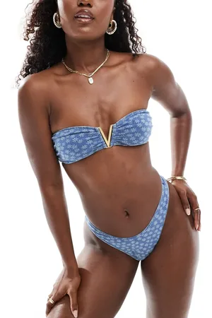 Kulani Kinis Top de bikini denim estilo palabra de honor sin tirantes con estampado de florecitas y detalle en forma de V Daisy Denim de x Lexi Hidalgo