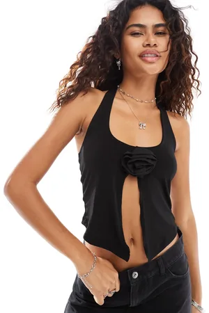 Noisy May Top con cuello halter, abertura delantera y detalle de flor de